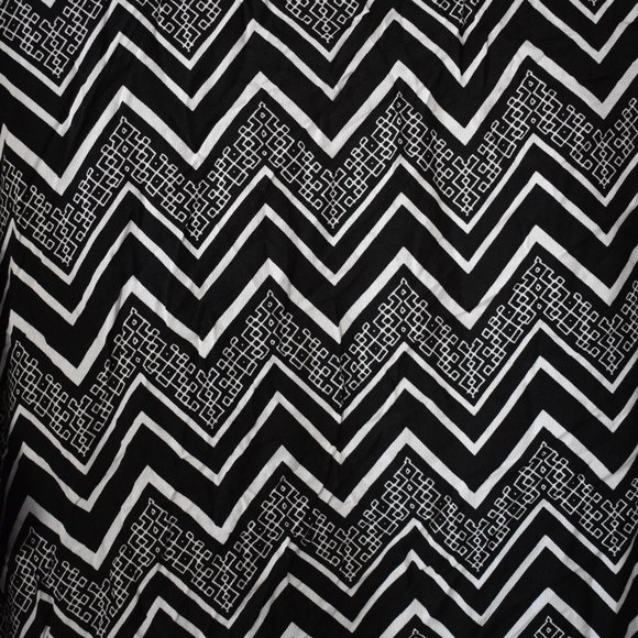 Black & White Chevron Shirley - Picture 3 of 6
